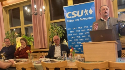 Bürgermeister Anton Kappl, der eine dritte Amtszeit anstrebt warb für und seine Mannschaft im Beisein von Vize-Landrat Albert Nickl und den Kreistagskandidaten St. Stefanie Kuchlbauer und Josef Maier (von rechts). (Bild: Sieglinde Schärtl)