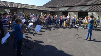 50 Jungbläserinnen und Jungbläser beim Abschlusskonzert  (Bild: Richard Riedel)