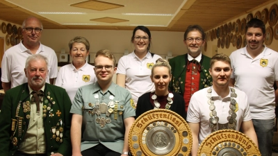 Die neuen „Hoheiten“ des VPC Thanstein, Schützenkönig Lukas Böckl, Liesl Magdalena Schmidt, Jugendkönig Wolfgang Flierl und Ludwig Dirscherl (von rechts). Dahinter ihre Vertreter Maximilian Schmidt, Siegfried Schmidt, Melanie Bucher, Sieglinde Dirscherl und Günter Hirsch (von rechts). <br><br> (Bild: Ludwig Dirscherl)