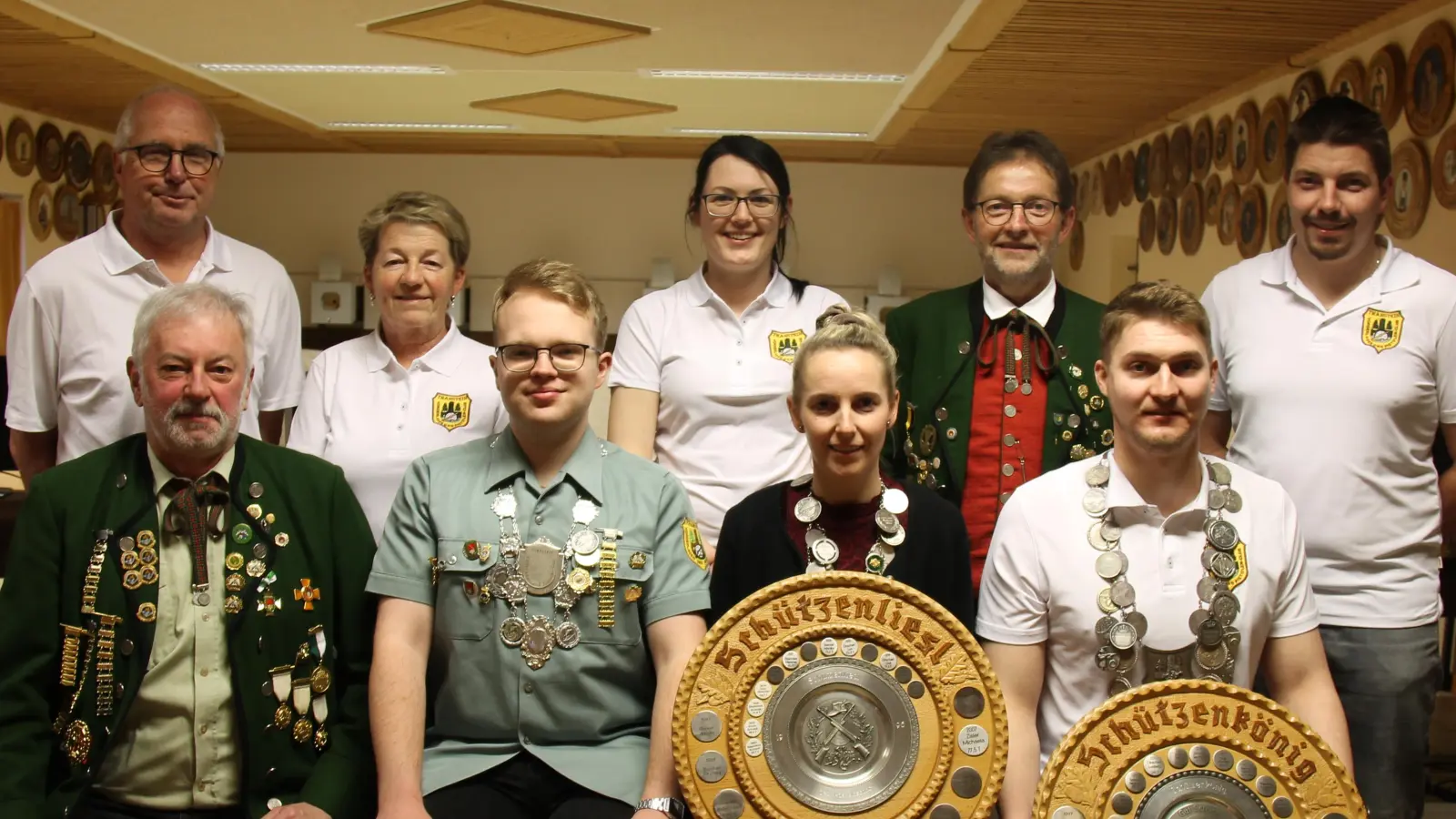 Die neuen „Hoheiten“ des VPC Thanstein, Schützenkönig Lukas Böckl, Liesl Magdalena Schmidt, Jugendkönig Wolfgang Flierl und Ludwig Dirscherl (von rechts). Dahinter ihre Vertreter Maximilian Schmidt, Siegfried Schmidt, Melanie Bucher, Sieglinde Dirscherl und Günter Hirsch (von rechts). <br><br> (Bild: Ludwig Dirscherl)
