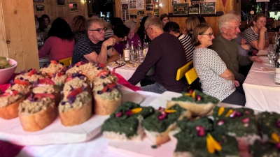 Die Gäste ließen sich georgischen Wein mit landestypischen Spezialitäten schmecken. (Bild: Jochen Kellner-Bodendörfer)