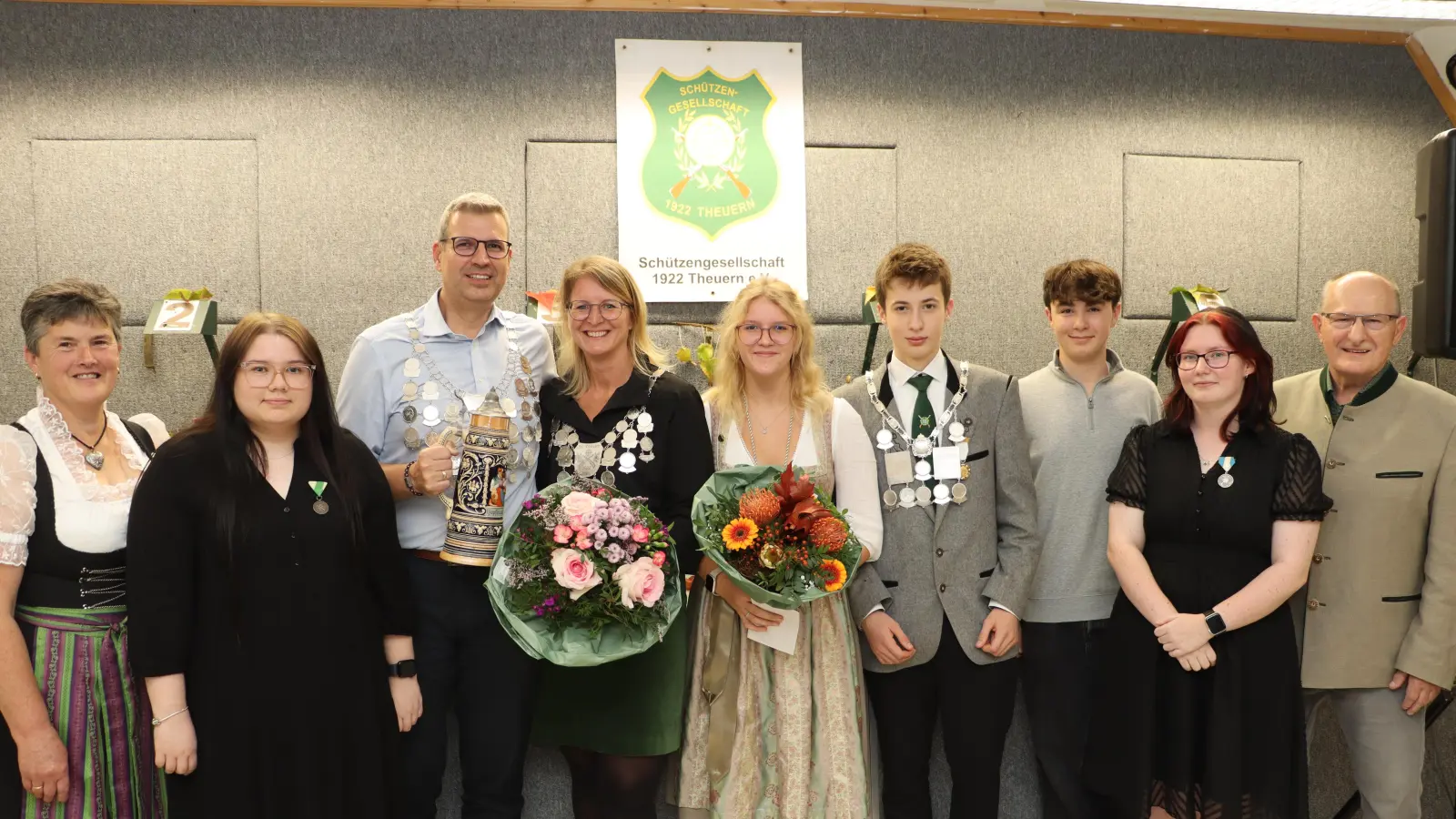 Schützenmeisterin Brigitte Wittmann (v.l.) mit den neuen Würdenträgern der SG Theuern, darunter Schützenkönig Christian Praller ( ab 3.v.l.) und Schützenliesl Melanie Pirzer-Mrugalla sowie Dritter Bürgermeister Hubert Blödt (r.) (Bild: Michael Rabenhofer)