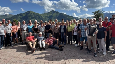 Die Reisegruppe beim Gruppenbild auf der Terrasse der Rosswaldhütte  (Bild: Konrad Zant)