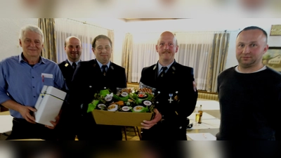  Lob, Dank und Anerkennung waren es, die Bernhard Einweg entgegennehmen wurde. Von links: Bürgermeister Robert Lindner, Kreisbrandrat Marco Sasller, Kommandant Tobias Witt, Bernhard Einweg und Vorsitzender Manfred Bock. (Bild: Fred Lehner)