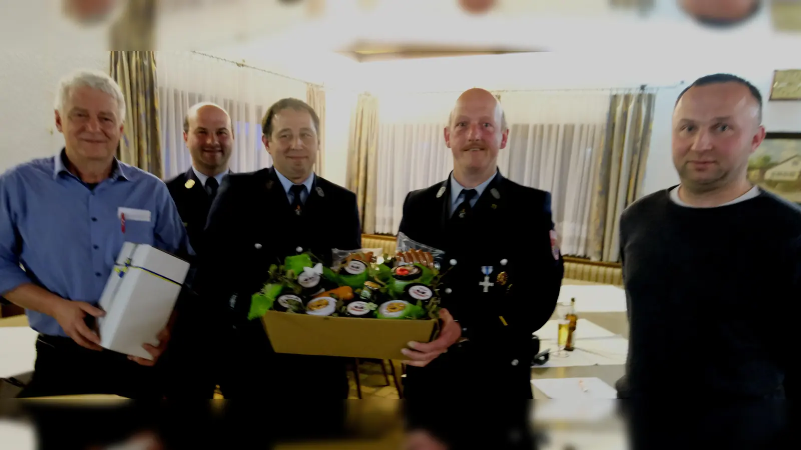  Lob, Dank und Anerkennung waren es, die Bernhard Einweg entgegennehmen wurde. Von links: Bürgermeister Robert Lindner, Kreisbrandrat Marco Sasller, Kommandant Tobias Witt, Bernhard Einweg und Vorsitzender Manfred Bock. (Bild: Fred Lehner)