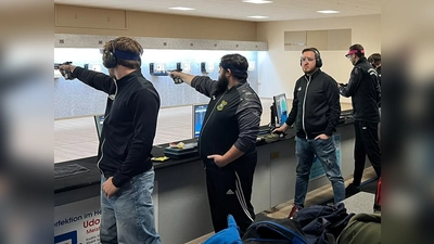 Fabian Plannerer (links) und Alexander Deubzer (3. V. links) sorgten beim Auftakt gegen Weiherhammer jeweils für einen Einzelpunkt zugunsten ihres Teams. (Bild: Wolfgang Raps)