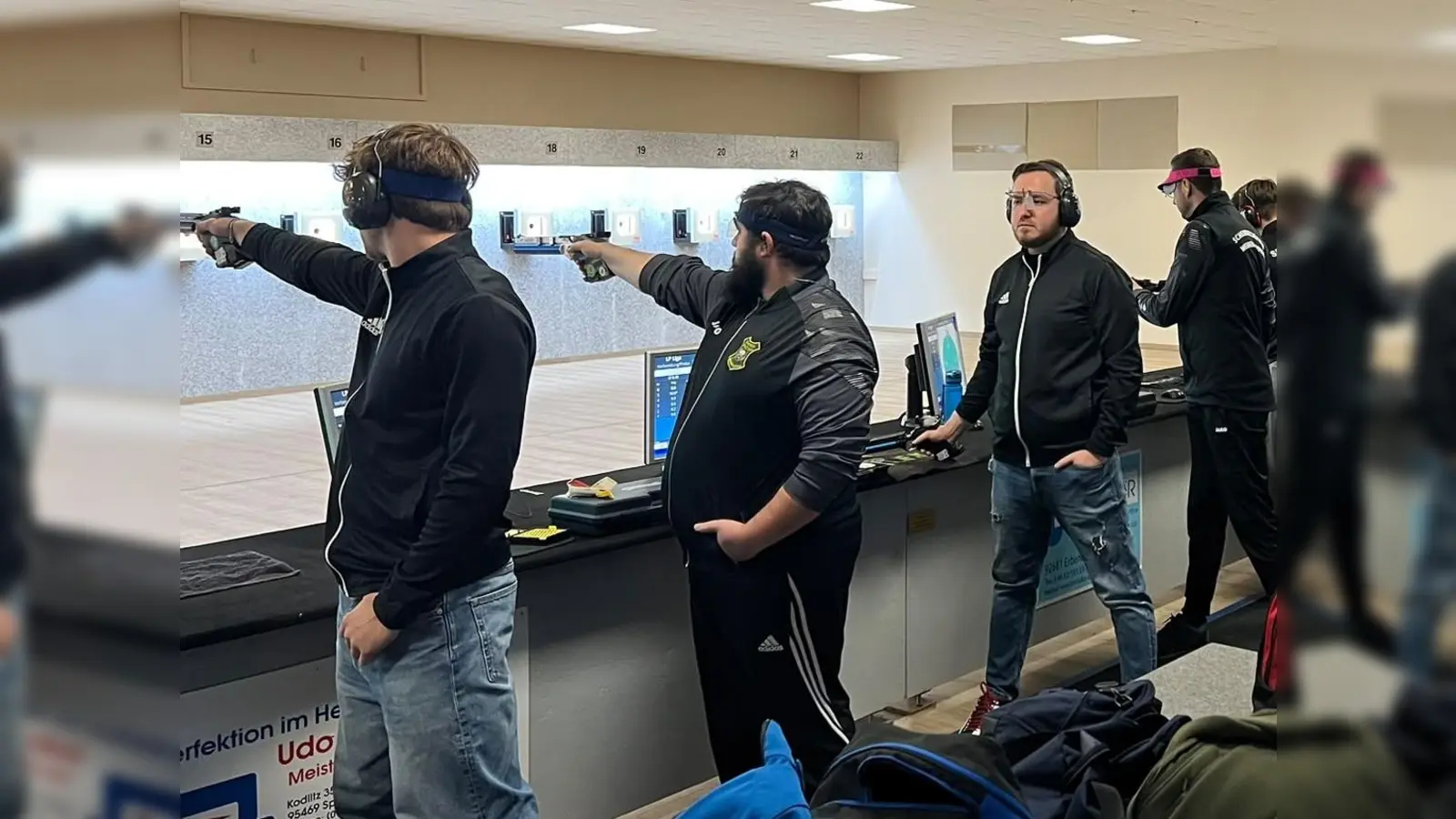 Fabian Plannerer (links) und Alexander Deubzer (3. V. links) sorgten beim Auftakt gegen Weiherhammer jeweils für einen Einzelpunkt zugunsten ihres Teams. (Bild: Wolfgang Raps)