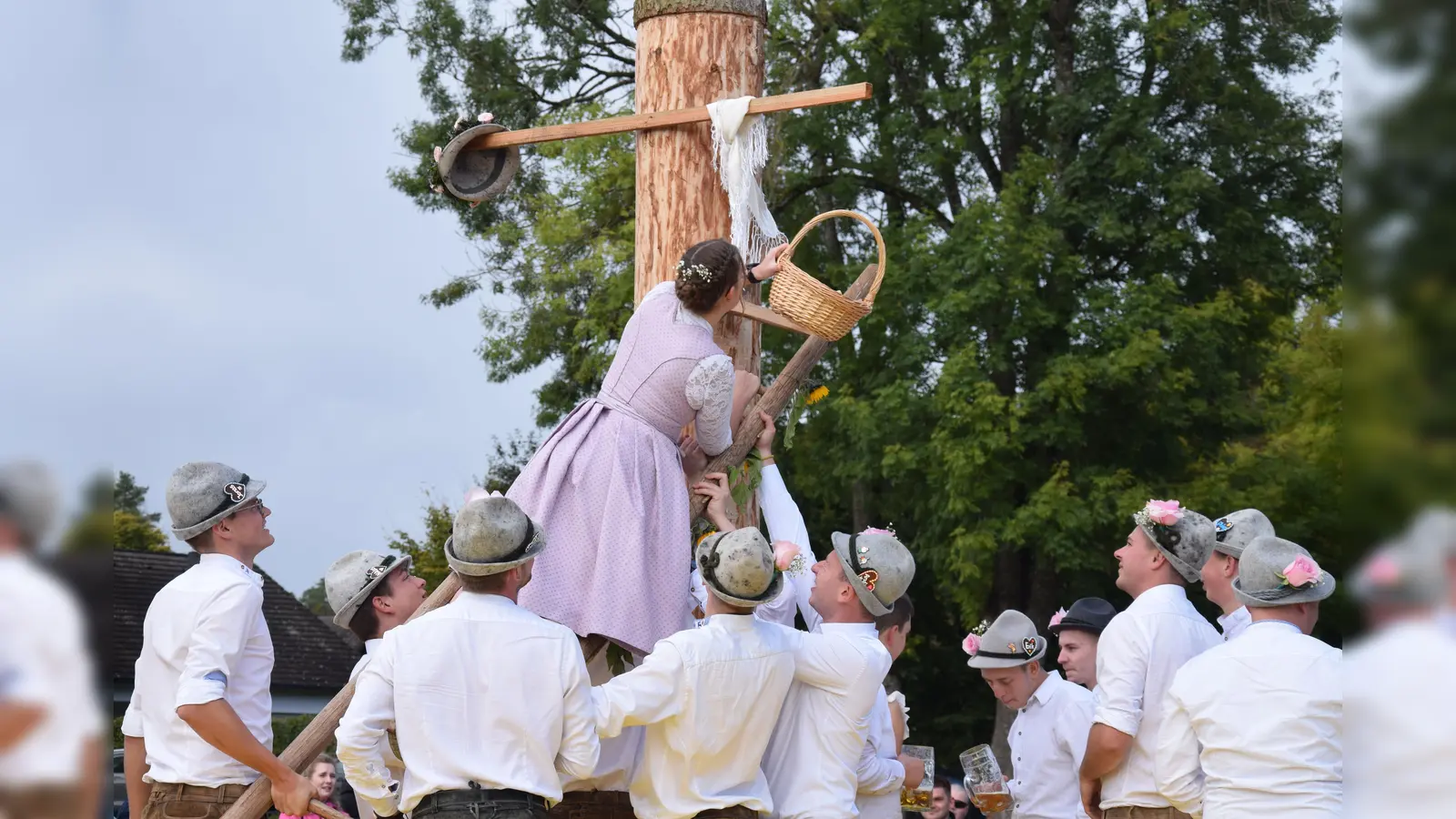 Die große Frage in Allersburg ist am Sonntag, 4. Oktober sicherlich wieder: Wer wird beim Austanzwalzer zum neuen Oberkirchweihpaar gekürt und darf das Schultertuch und den Kirwahut vom KIrwa-Baum herunterholen?  (Bild: Paul Böhm)