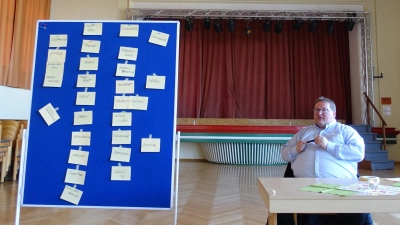 Pfarrer Sven Grillmeier beim Vortrag im Jugendheim Fuchsmühl (Bild: Anna Koller)