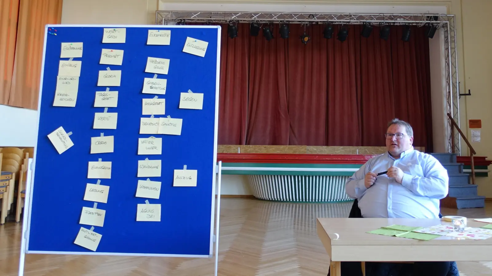 Pfarrer Sven Grillmeier beim Vortrag im Jugendheim Fuchsmühl (Bild: Anna Koller)