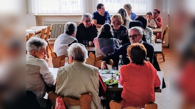 Gut besucht war das Fastenessen des Missionskreises. Das Angebot an Kartoffelsuppe, Kartoffelpuffer und eingemachten Heringen wurde gerne und reichlich angenommen. (Bild: Bertram Nold)