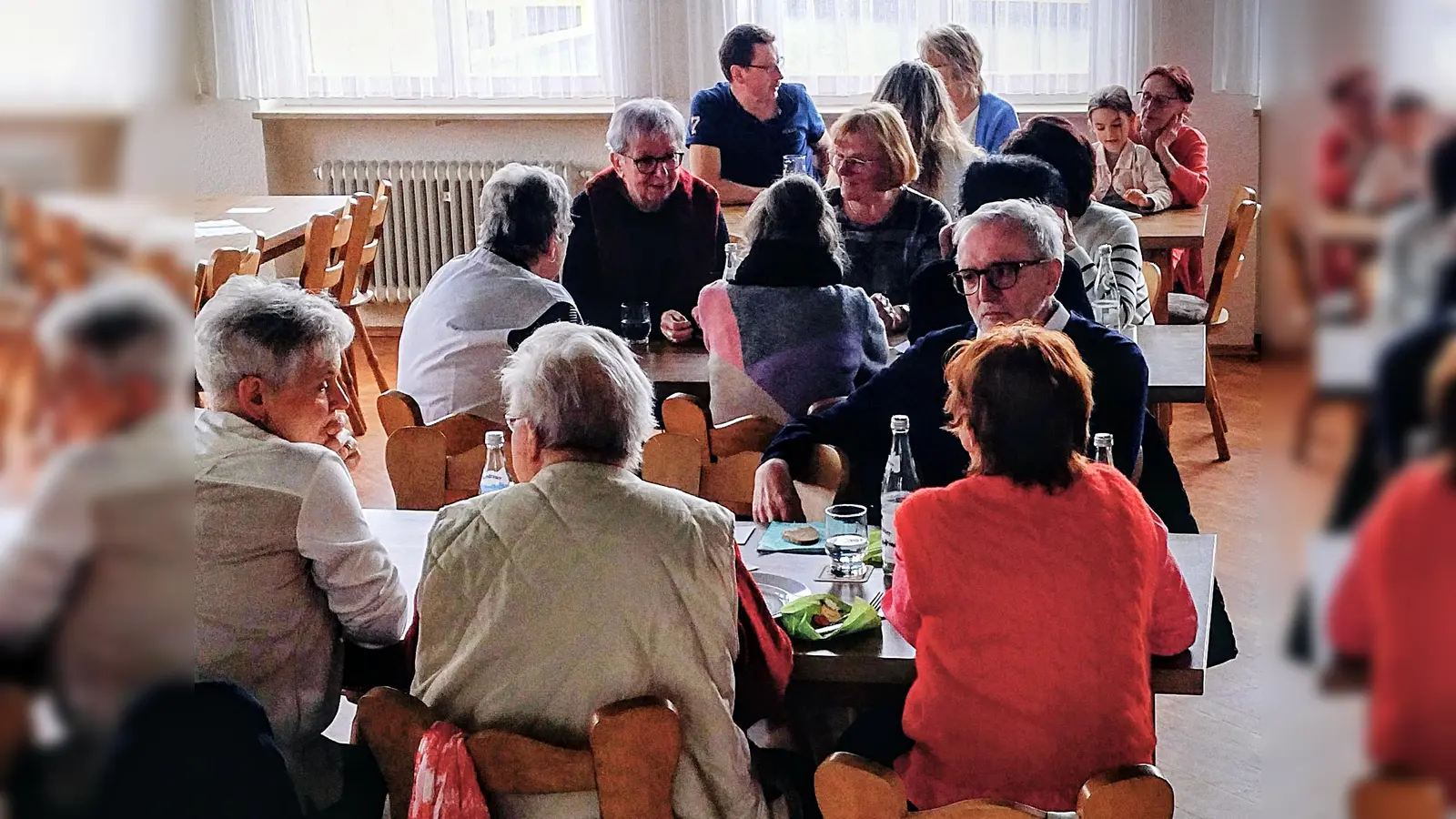 Gut besucht war das Fastenessen des Missionskreises. Das Angebot an Kartoffelsuppe, Kartoffelpuffer und eingemachten Heringen wurde gerne und reichlich angenommen. (Bild: Bertram Nold)