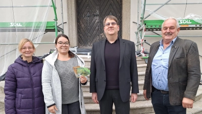 Mitglieder aus dem Vorstand der KLB bei der Spendenübergabe (Kerstin Voith, Tanja Wettinger, Pfarrer Oliver Pollinger, Bürgermeister Johann Burger v.l.) (Bild: Daniela Malzer)