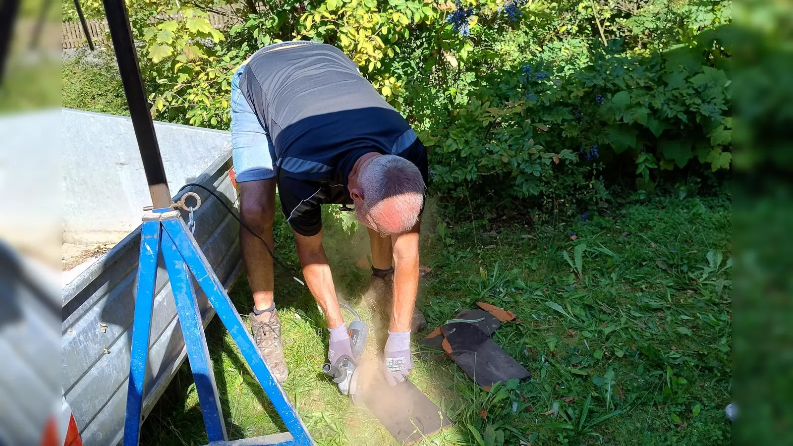 Hans Pröls reparierte das Sakristeidach von St. Moritz. (Bild: Harald Puckschamel)