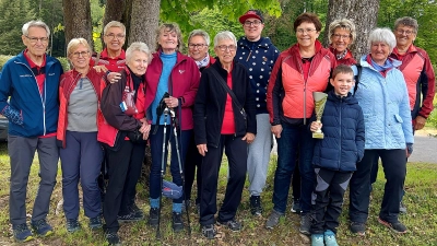 Der BVS Weiden erreichte beim „Inklusiven Tag der Bewegung” in Auerbach den zweiten Platz der Gruppenwertung. Mit dabei waren Abteilungsleiterin Martina Weiß (3. von links), die älteste Teilnehmerin Gisela Leonhard (4. von links) und der jüngste Teilnehmer Martin Völkl (3. von rechts). (Bild: Reinhard Kreuzer)
