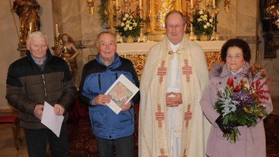 Richard Kellner, Gustl Kellner, Pfarrer Markus Nees, Anni Kellner (von links) bei der Verabschiedung (Bild: Thomas Plank)