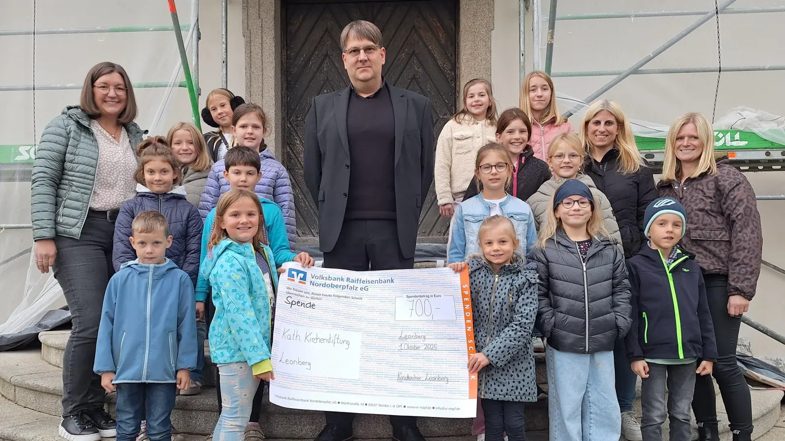 Die Kinderchorkinder mit ihren Leiterinnen Michaela Teunbner (2.v. rechts) und Michaela Burger links, mittig Pfarrer Oliver Pollinger, rechts Daniela Malzer (Vertretung KV) (Bild: Daniela Malzer)