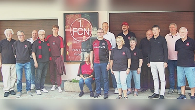 Groß war die Freude bei den Irchenriether Clubfans über den hochkarätigen Besuch vom 1. FC Nürnberg mit Aufsichtsratsvorsitzendem Peter Meier (7.v.l.), FCN-Dachvereinsvorsitzenden Stephan Pache (8.v.l.) und Jungprofi Eric Porstner (5.v.l.) (Bild: Albert Gruber)