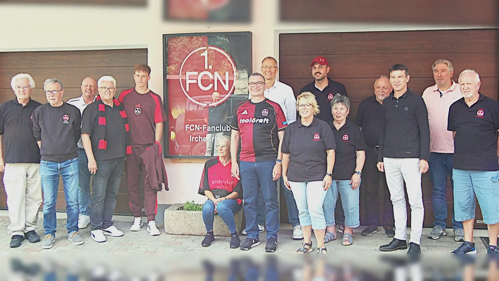 Groß war die Freude bei den Irchenriether Clubfans über den hochkarätigen Besuch vom 1. FC Nürnberg mit Aufsichtsratsvorsitzendem Peter Meier (7.v.l.), FCN-Dachvereinsvorsitzenden Stephan Pache (8.v.l.) und Jungprofi Eric Porstner (5.v.l.) (Bild: Albert Gruber)