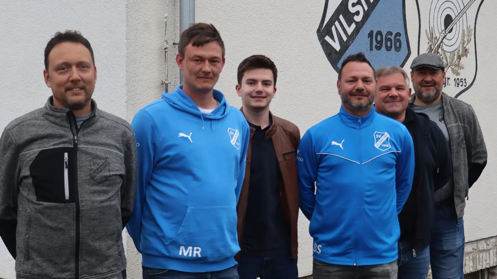 Zu Erstem Vorsitzenden Timmy Grunewald (l.) und dessen Stellvertreter Stefan Eiglsperger (r.) stoßen in die SV-Vorstandschaft die neu gewählten Beisitzer Marco Reichert (ab 2.v.l.), Nico Schwendtner, Bernhard Spies und Andreas Wartha. (Bild: Michael Rabenhofer)