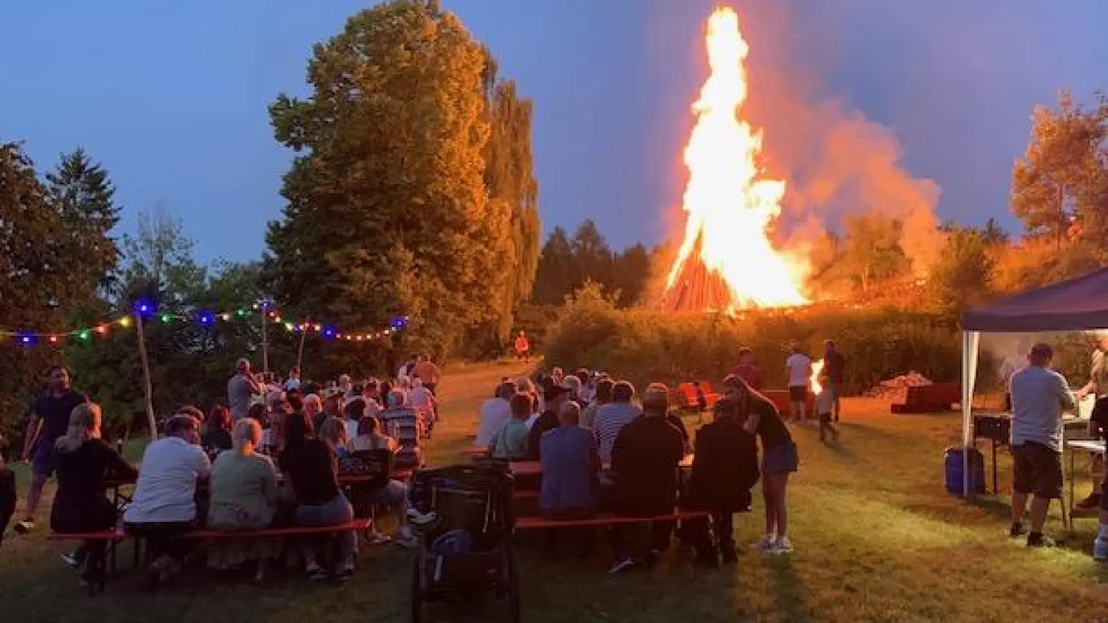 Das Johannisfeuer in Waldeck bereitete einen fröhlichen Sommerabend (Bild: Hans Wegmann)