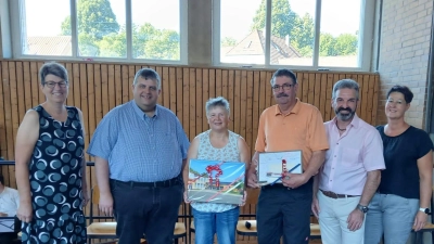 Zur Verabschiedung gratulierten Alwin Utz die Schulleitung, die Gemeinde, der Schulverband und der Elternbeirat. (Bild: Christine Ruoff)