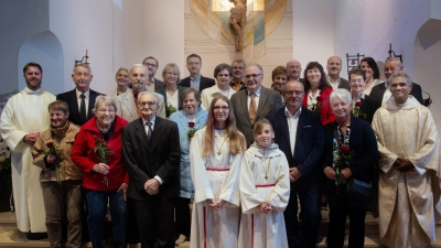 Pater Joy Munduplackal (rechts) und Pastoralreferent M. Pravida (links) freuten sich zusammen mit den Ehejubilaren der Pfarreiengemeinschaft Nagel-Brand.  (Bild: Uwe Kern)