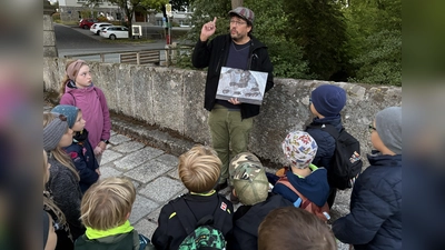 Fledermausbeauftragter Michael Arbter beim Vorstellen der verschiedenen Fledermausarten (Bild: Sebastian Rosnitschek)