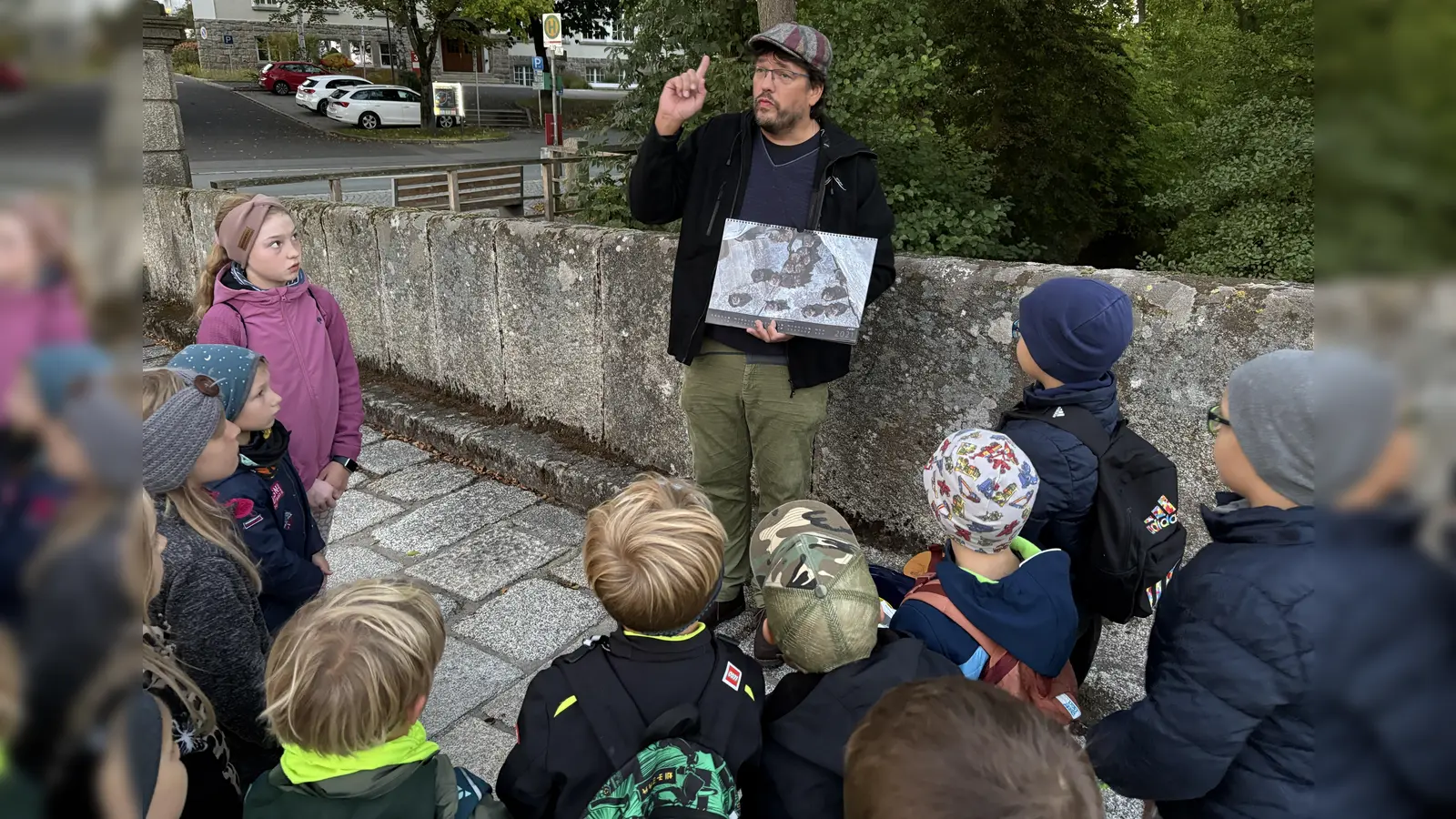 Fledermausbeauftragter Michael Arbter beim Vorstellen der verschiedenen Fledermausarten (Bild: Sebastian Rosnitschek)