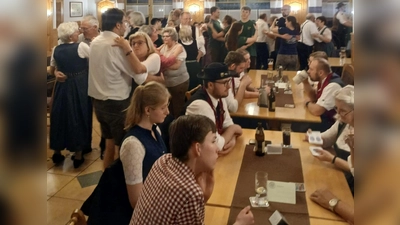 Viele tanzfreudige Gäste hatten an diesem Abend den Weg nach Kirchenreinbach zum Kathreintanz des Heimatvereins Birgland gefunden, sodass die Tanzfläche immer gut gefüllt war.  (Bild: Gerda Donhauser)