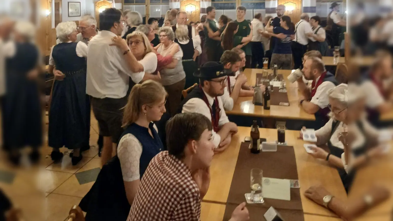 Viele tanzfreudige Gäste hatten an diesem Abend den Weg nach Kirchenreinbach zum Kathreintanz des Heimatvereins Birgland gefunden, sodass die Tanzfläche immer gut gefüllt war.  (Bild: Gerda Donhauser)