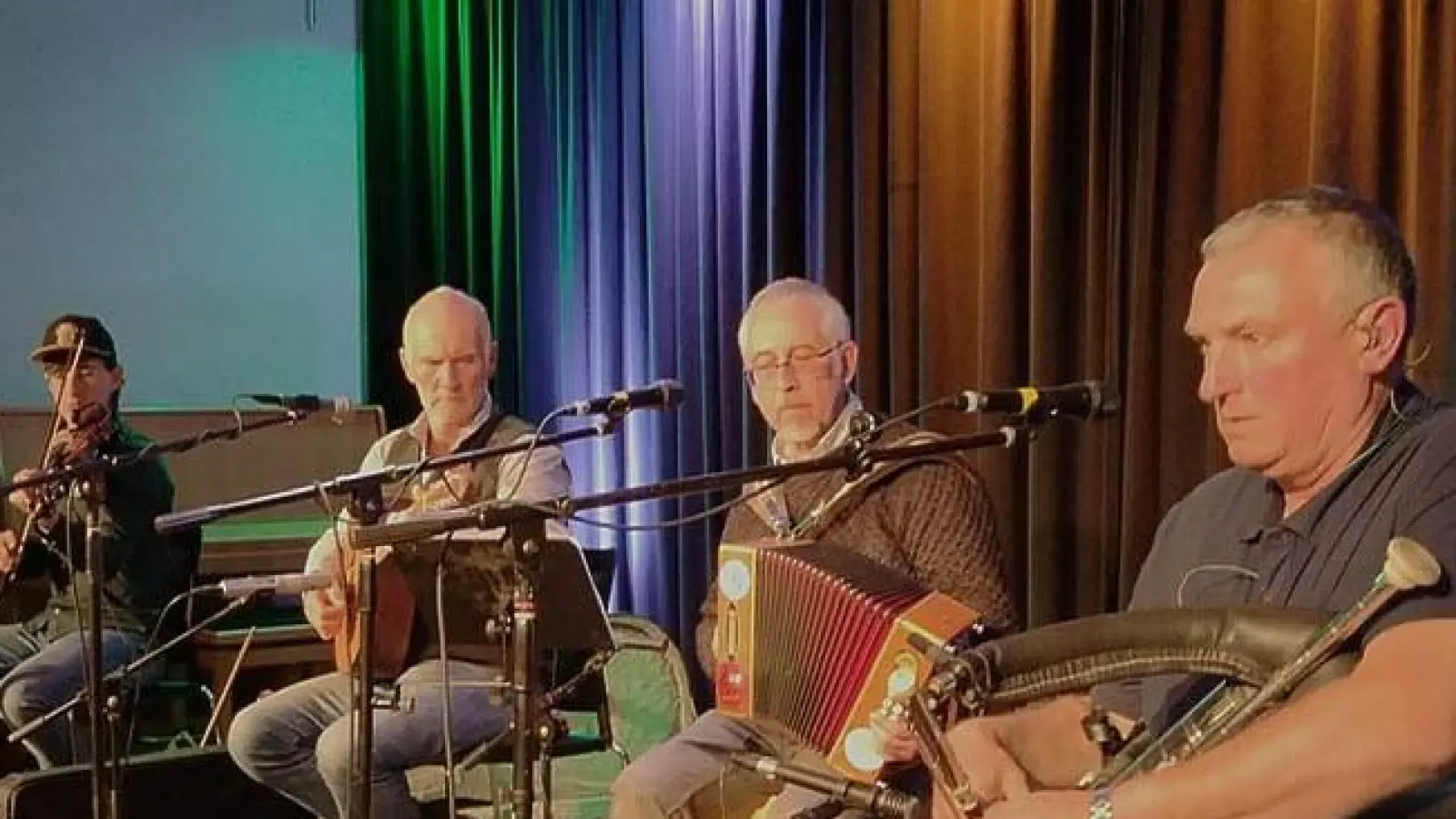 Sean mit Geige, Toni mit Bouzouki, David mit Akkordeon und Dan mit den Uilleann Pipes (v.links) (Bild: Mike Schatz)