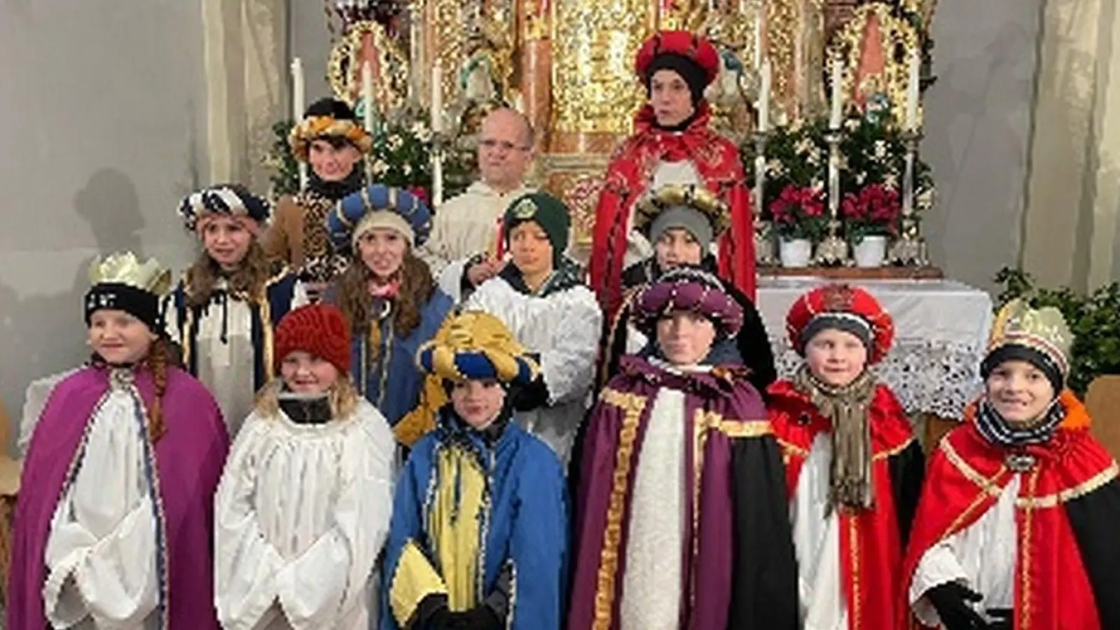 Die Sternsinger mit Pfarrer Armin Maierhofer. (Bild: Rosa Schöner)