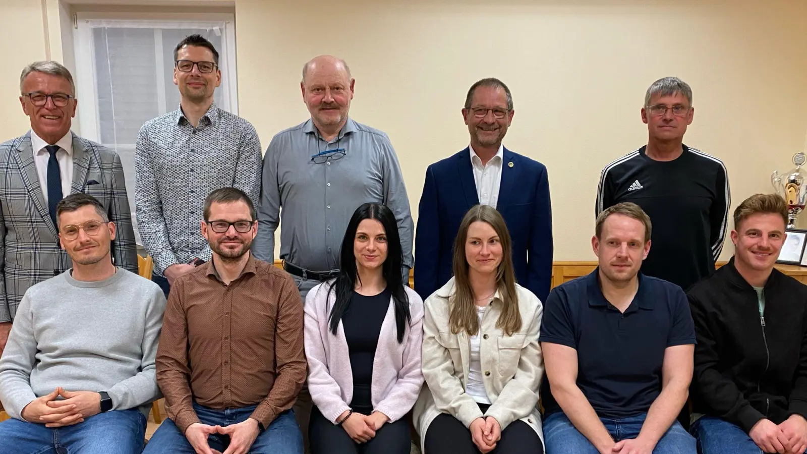 Die in Teilen neu formierte Vorstandschaft des FC Tirschenreuth. Stehend (von links): 1. Bürgermeister Franz Stahl, stv. Kassier Niko Fiedler, Hauptkassier Karl Schwägerl, 1. Vorsitzender Harald Siegert, Sportlicher Leiter Thomas Schramm. Sitzend (von links): Schriftführer Alexander Schirmer, Jugendleiter Marco Schwägerl, stv. Schriftführerin Anna Schramm, 3. Vorsitzender Michaela Dollak, stv. Vorsitzender Thomas Kruppa, stv. Sportlicher Leiter Bastian Popp. (Bild: Alexander Schirmer)