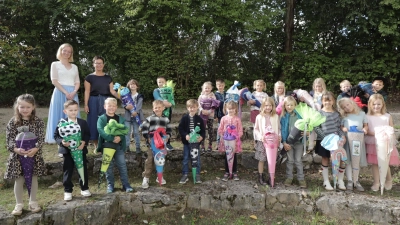 Alle 20 Kinder freuten sich im Freigelände der Schule mit den beiden Lehrerinnen auf den Anfang. (Bild: Manon Endres)