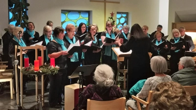 Die Sängerinnen von CHORisma um Leiterin Larissa Burgardt schenkten den Senioren im St. Michael-Zentrum jede Menge musikalische Weihnachtsfreude. (Bild: Roland Michl)