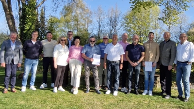 Vorstandschaft mit Bürgermeister Peter Braun und den geehrten Mitgliedern (Bild: Andrea Graf)