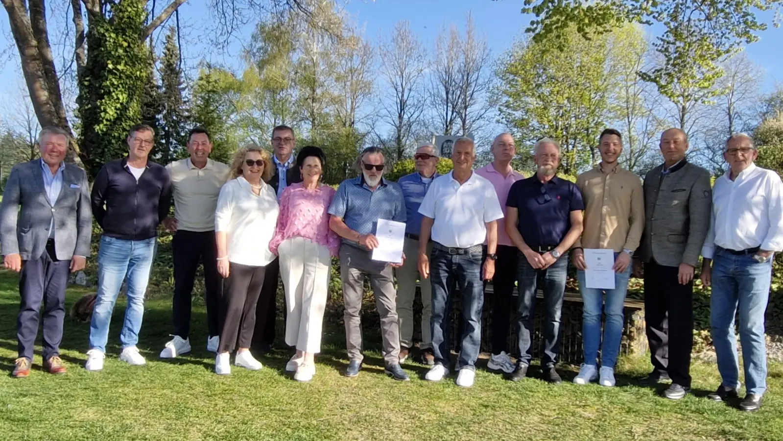 Vorstandschaft mit Bürgermeister Peter Braun und den geehrten Mitgliedern (Bild: Andrea Graf)