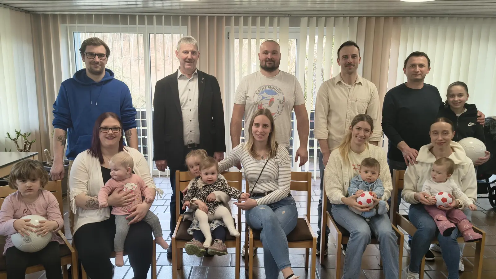 Bürgermeister Reiner Pickel (hintere Reihe, 2. v. l.) im Kreis der Familien (Bild: Marco Schwab)