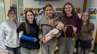 Schüler der Lobkowitz-Realschule beim Kennenlernen sozialer Berufe im Klinikum Weiden (Bild: Alexander Gröger)