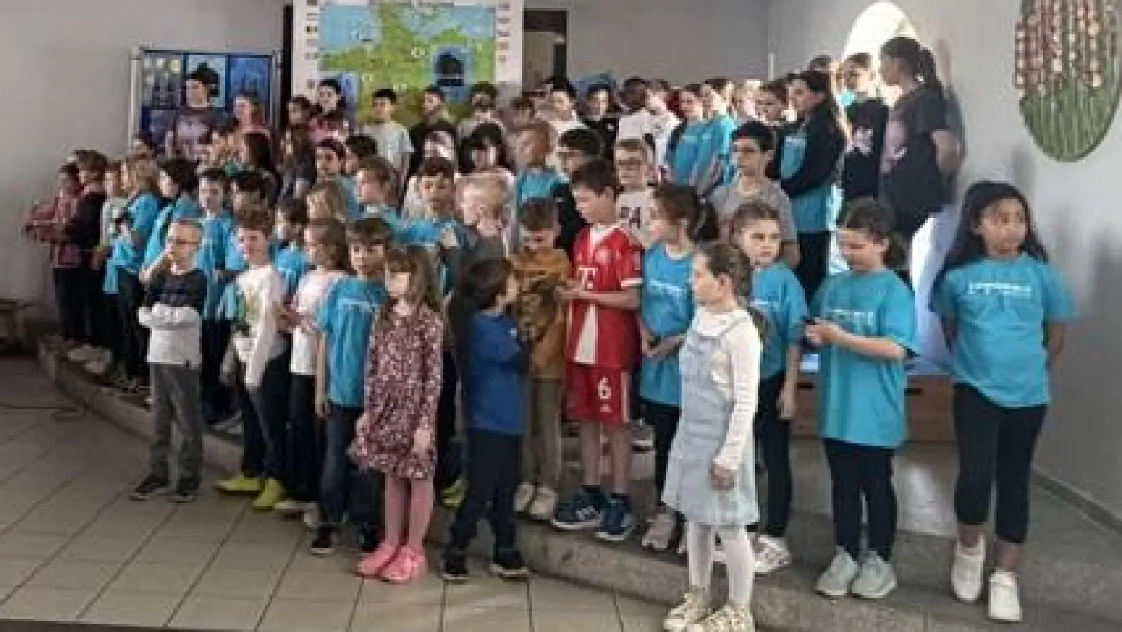 Zu Beginn des Basars und des Bücherflohmarktes in der Grundschule sangen alle Kinder unter Leitung von Rektorin Anja Kraus das Lied „Tiritomba”. (Bild: Sandra Fenzl)