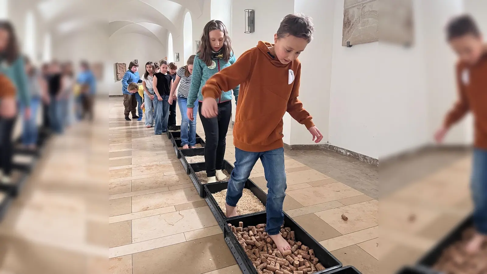 Bild 1: Eines der Highlights des Kinderbibeltages in St. Georg war der Barfußpfad aus dem mobilen Erfahrungsfeld der Sinne (Bild: Gabriele Papp)