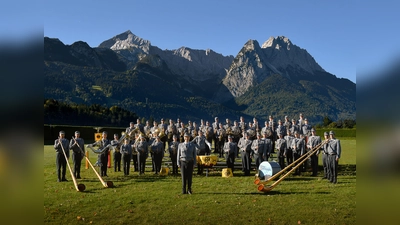 Das Gebirgsmusikkorps der Bundeswehr in großer sinfonischer Blasorchesterbesetzung unter Leitung von Oberstleutnant Dr. Tobias Wunderle spielt am Dienstag, 10. November, in der Nordgauhalle in Nabburg. (Bild: Bundeswehr/exb)