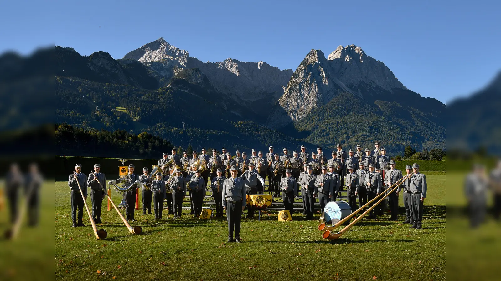 Das Gebirgsmusikkorps der Bundeswehr in großer sinfonischer Blasorchesterbesetzung unter Leitung von Oberstleutnant Dr. Tobias Wunderle spielt am Dienstag, 10. November, in der Nordgauhalle in Nabburg. (Bild: Bundeswehr/exb)