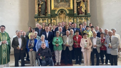 Die 22 Paare, die ihr Ehejubiläum feierten, mit Pfarrer Wolfgang Dietz (links) und Gemeindereferent Christian Glaser (hinterste Reihe, rechts) (Bild: Julia Eichstetter)