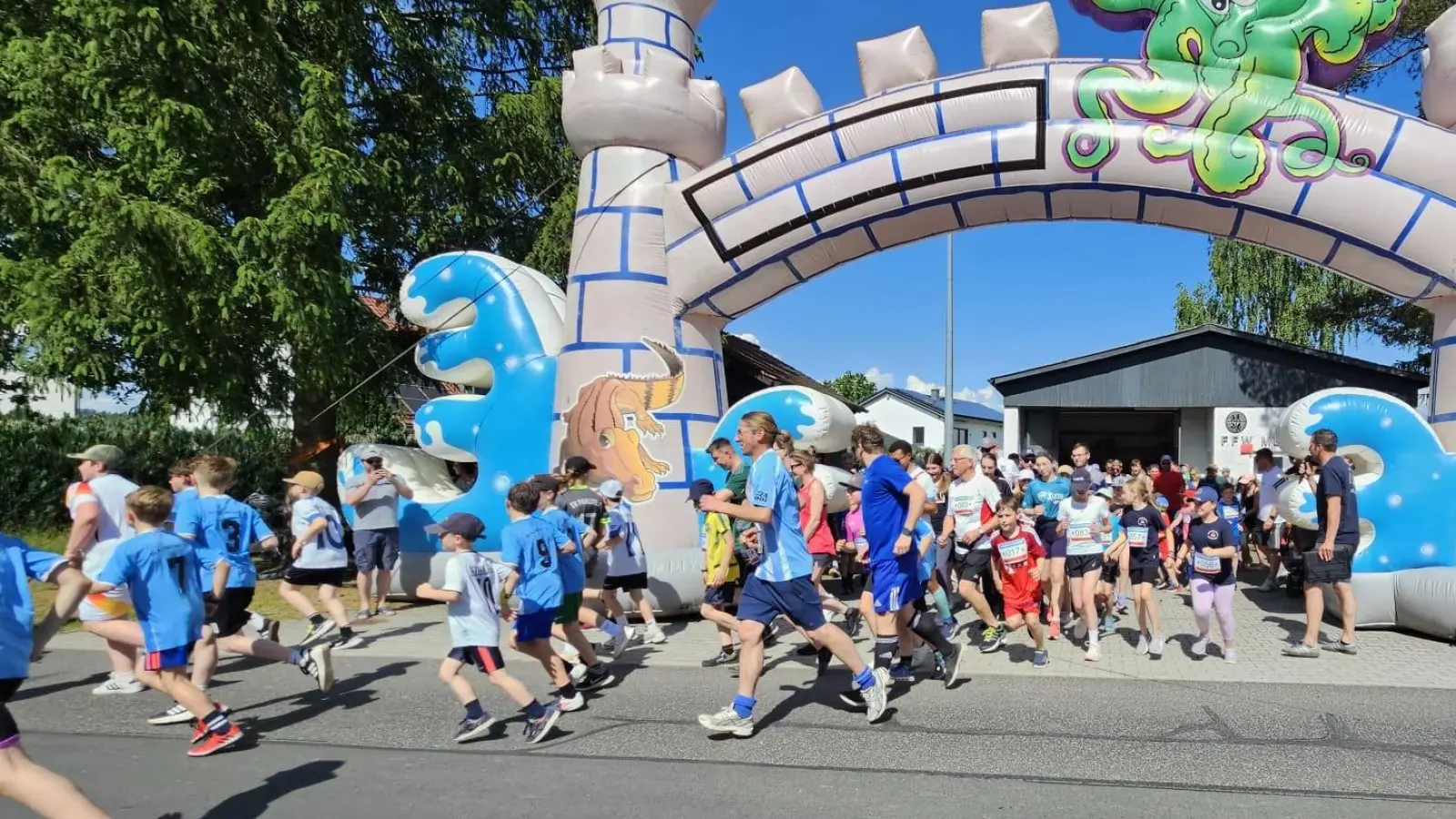 Nach dem Startschuss liefen die Kinder mit den Betreuern durch den großen Torbogen (Bild: Raimund Pamler)