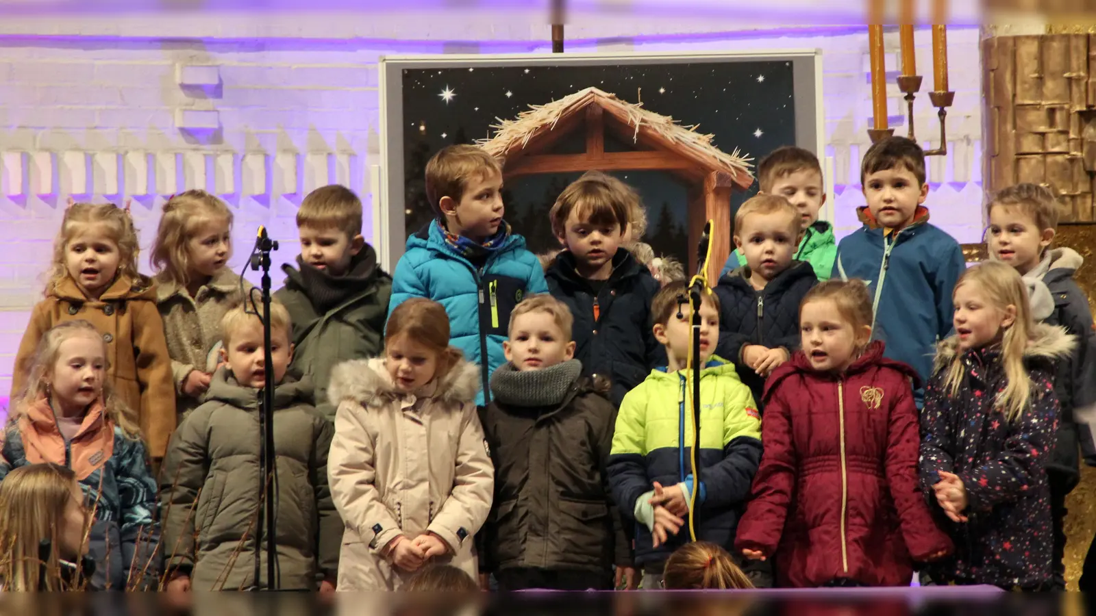 Jedes der fünf Kindergartengruppen trat einzeln auf und brachte mit fröhlichen Kinderstimmen ihr Lied zum Erklingen. (Bild: Petra Lettner)