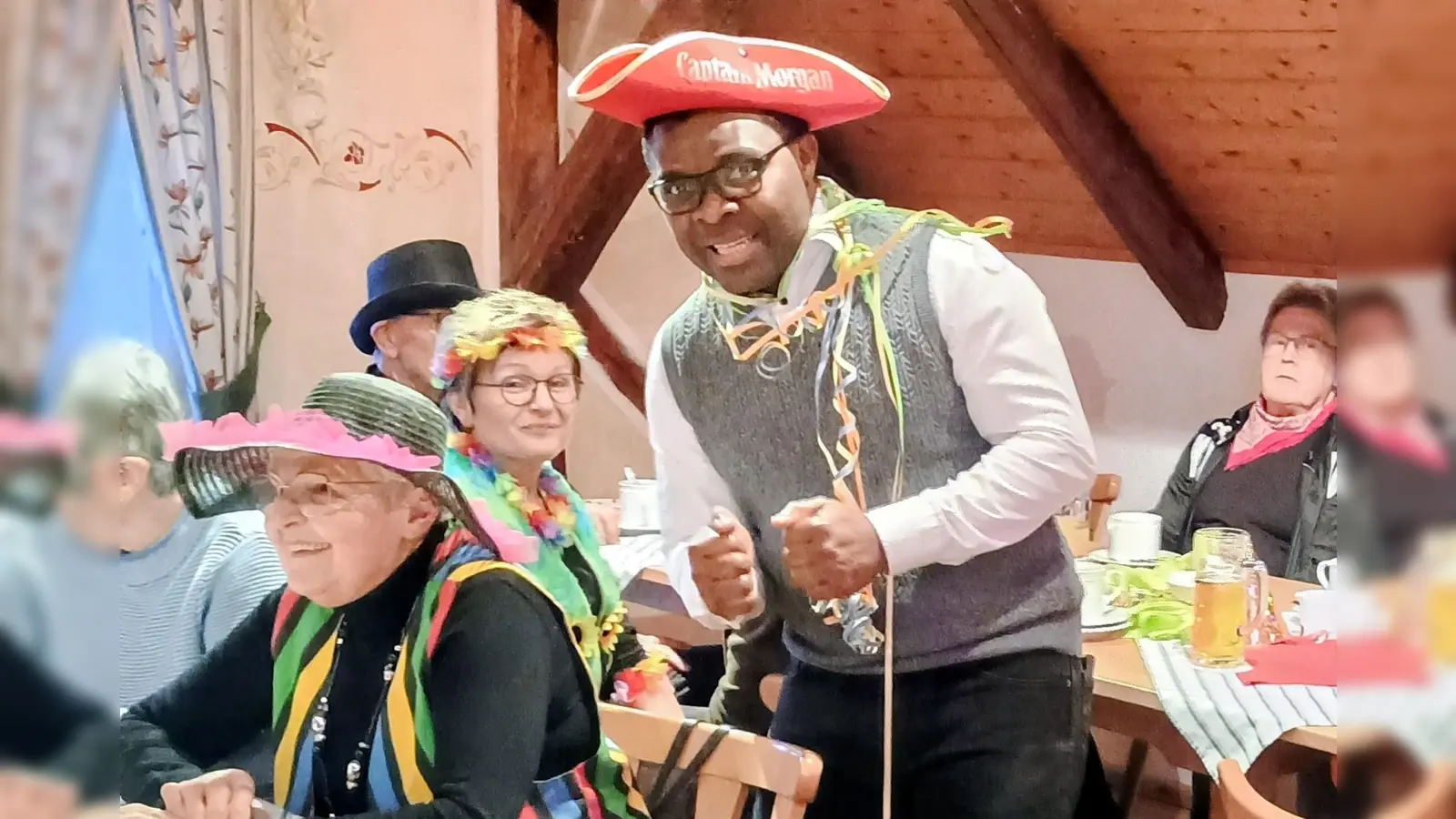 Pfarrer Emmanuel als gefährlicher Seeräuber beim lustigen Kaffeekränzchen der Älteren Leute. (Bild: Lisa Götz)