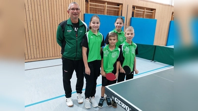 die neu gegründete Bambini-Mannschaft des TSV Stulln <br>vo.li. Erich Kneißl (Trainer) Julia Frühling, Yehor Sediukov, Lea Frühling, Filip Marinac (Bild: Erich Kneißl)