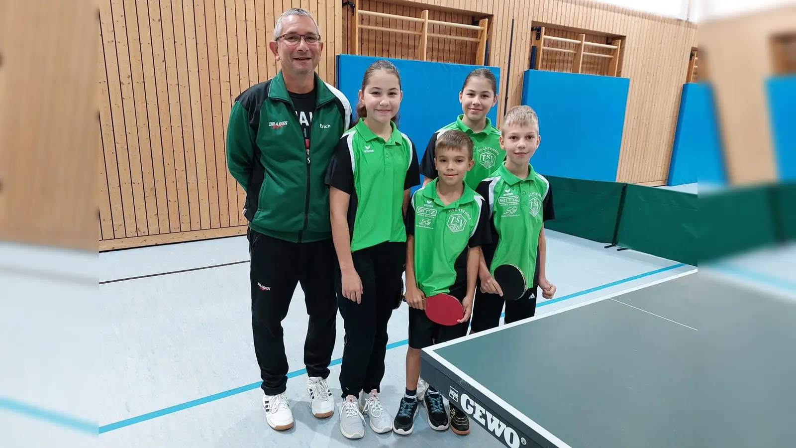 die neu gegründete Bambini-Mannschaft des TSV Stulln <br>vo.li. Erich Kneißl (Trainer) Julia Frühling, Yehor Sediukov, Lea Frühling, Filip Marinac (Bild: Erich Kneißl)